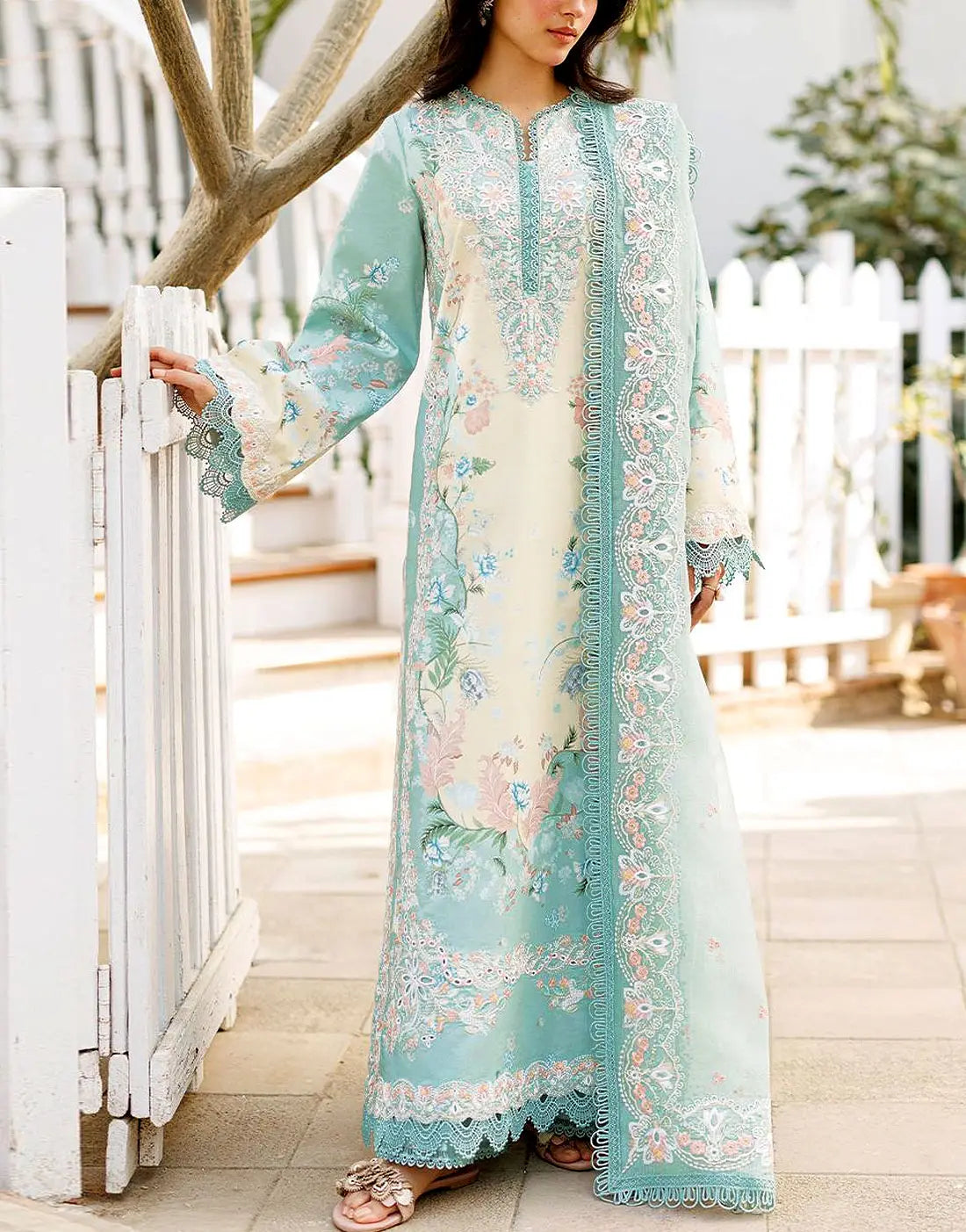 embroidery dress designs in pakistan Hand Embroidery Dress, Embroidery Suits Design, Embroidery Fashion, Embroidery Designs, Pakistani Fa
