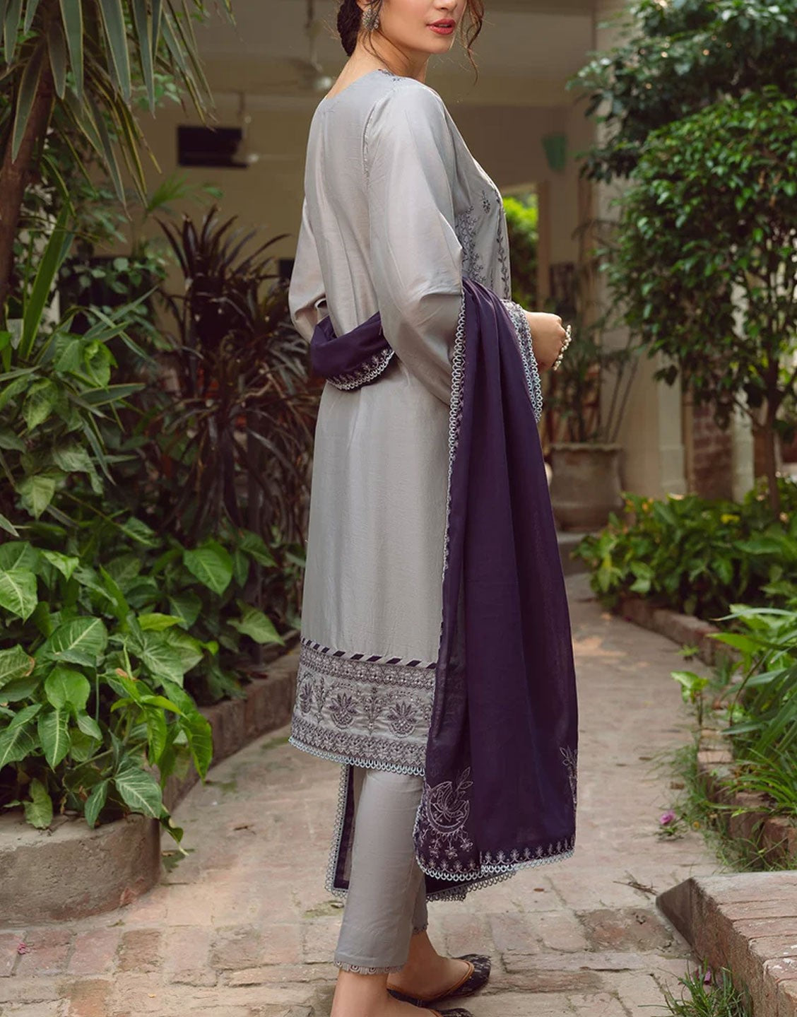 Jazmin Trendy Embroidered Iris Lawn Suit | IL-SS23-D1