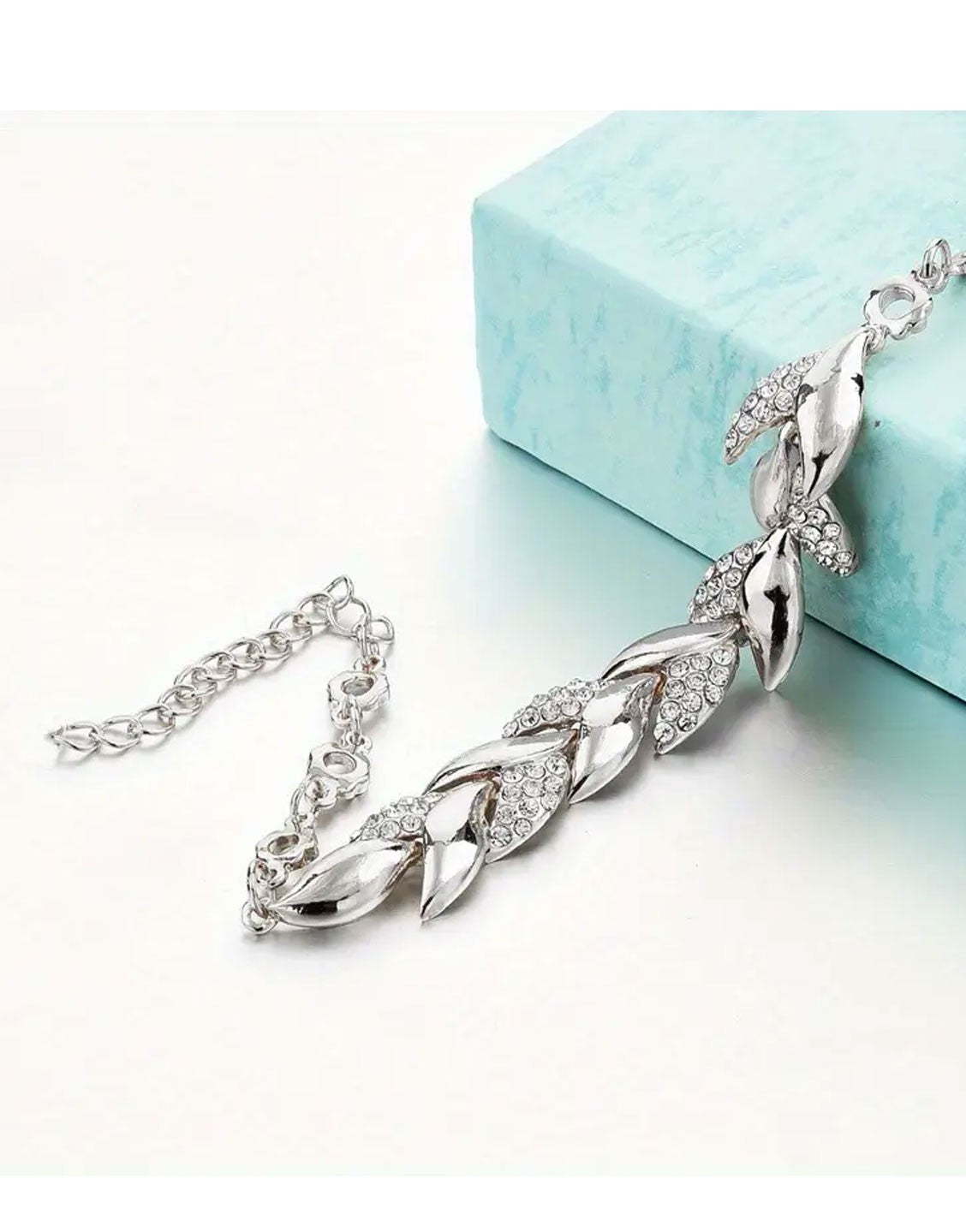 Luxurious Design Silver Trendy Bracelet for Women