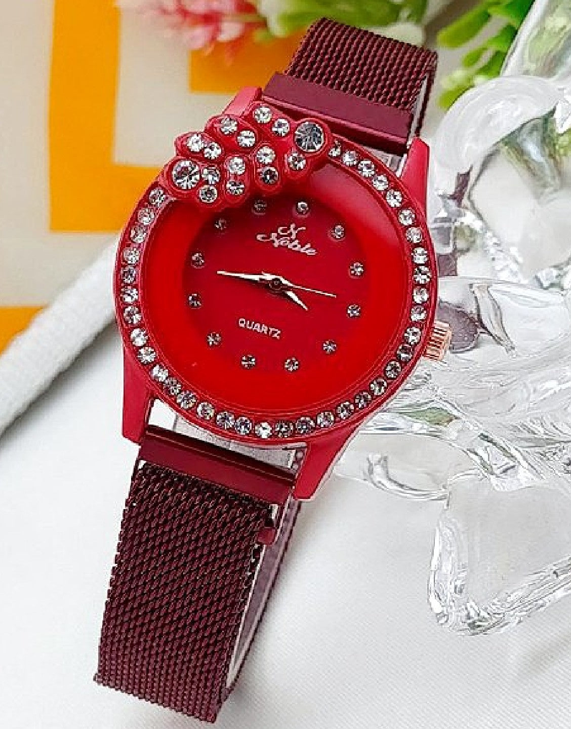 Noble Leaf Magnet Chain Fashion Watch for Ladies - Red