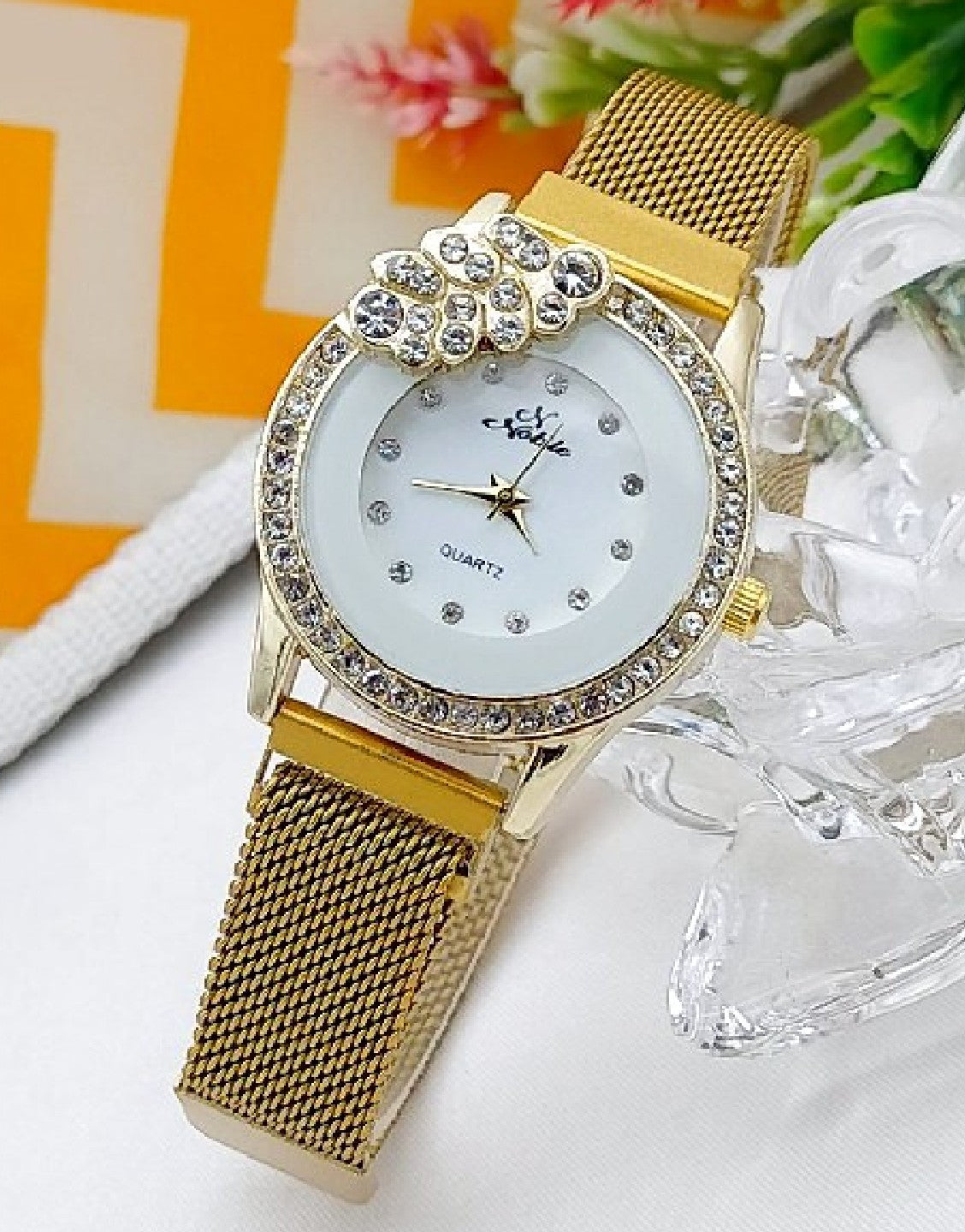 Noble Leaf Magnet Chain Fashion Watch for Ladies - Golden