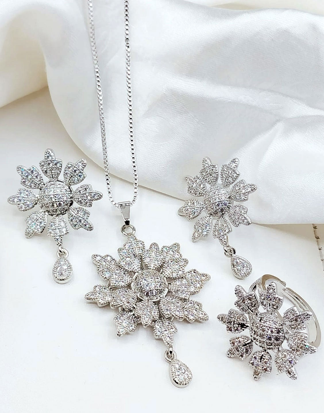 Adorable Floral Design Silver Locket Set with Earrings & Ring