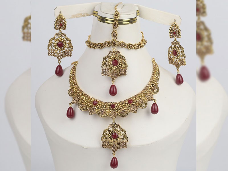 Elegant Bridal Choker Jewelry Set with Earrings and Tikka