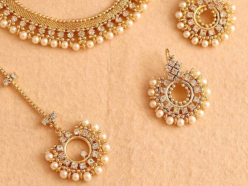 Elegant Pearl Golden Jewelry Set with Earrings & Tikka