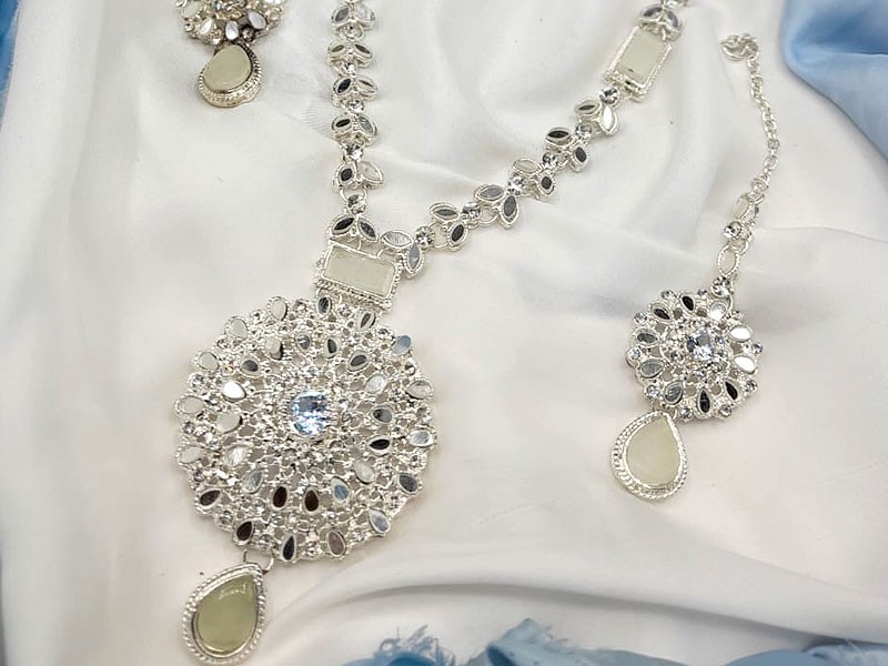 Elegant Silver Jewelry Set with Earrings & Tikka
