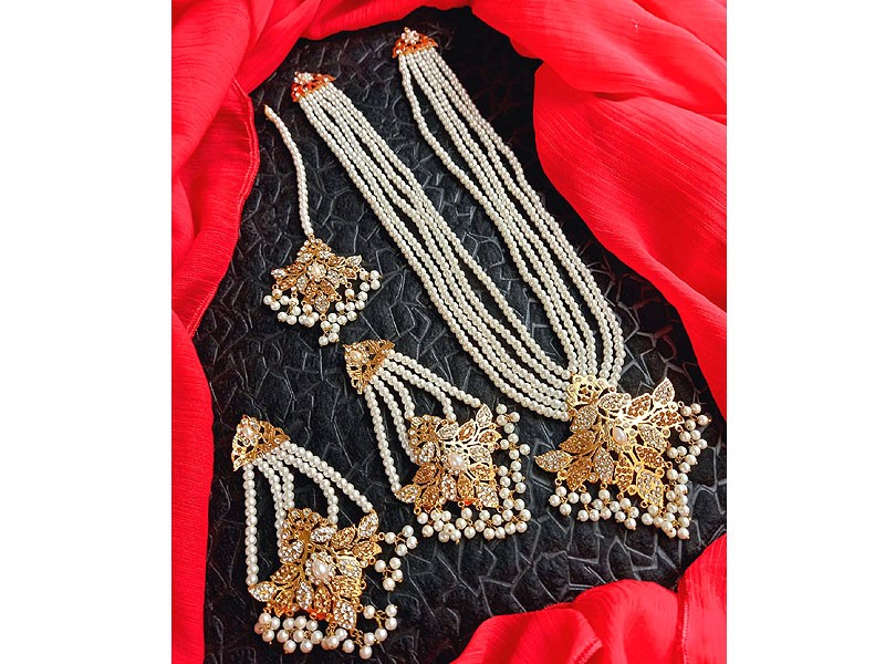 Hyderabadi Pearl Jewellery Set with Earrings & Tikka