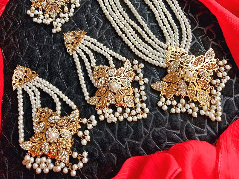 Hyderabadi Pearl Jewellery Set with Earrings & Tikka