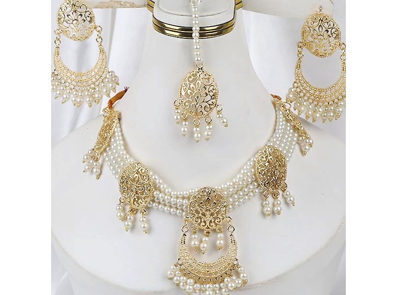 Stylish Pearls Choker Set with Earrings & Teeka
