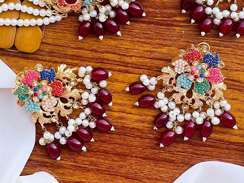 Glamorous Naurattan Golden Jewellery Set with Earrings