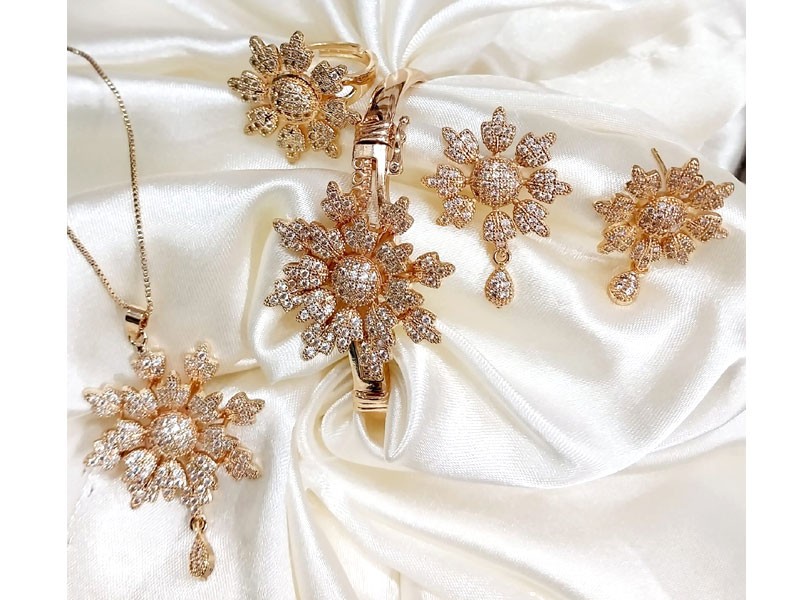 Elegant Floral Design Locket Set with Kara Bracelet & Earrings