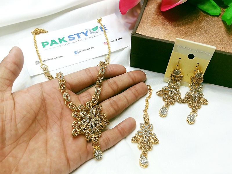 Elegant Fashion Jewelry Set with Earrings & Tikka