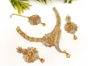 Elegant Bridal Wear Jewellery Set with Drop Earrings & Tikka