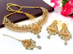 Elegant Party Wear Jewelry Set with Drop Earrings & Maang Tikka Price in Pakistan