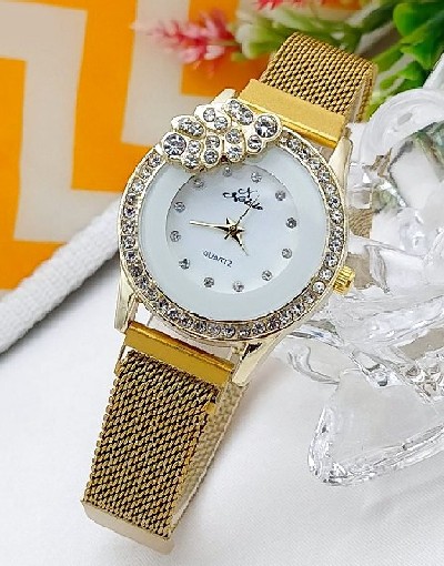 Noble Leaf Magnet Chain Fashion Watch for Ladies - Golden Price in Pakistan