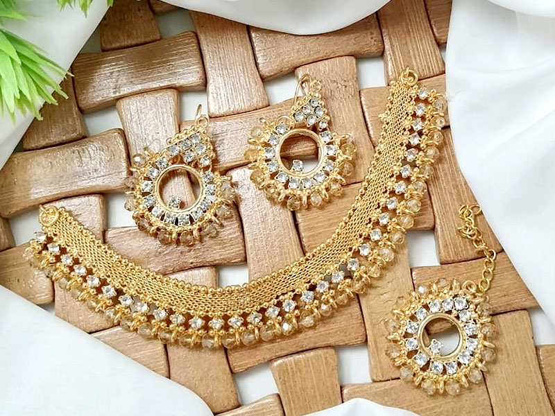 Elegant Champagne Stone Jewelry Set with Earrings & Tikka