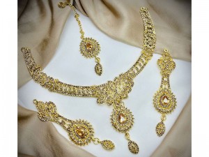 Adorable Party Wear Jewelry Set with Drop Earrings & Maang Teeka Price in Pakistan
